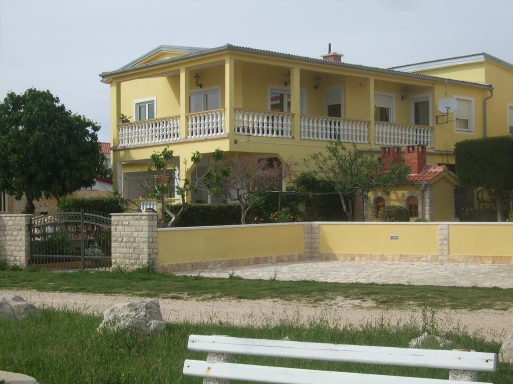 Apartment Deby House *